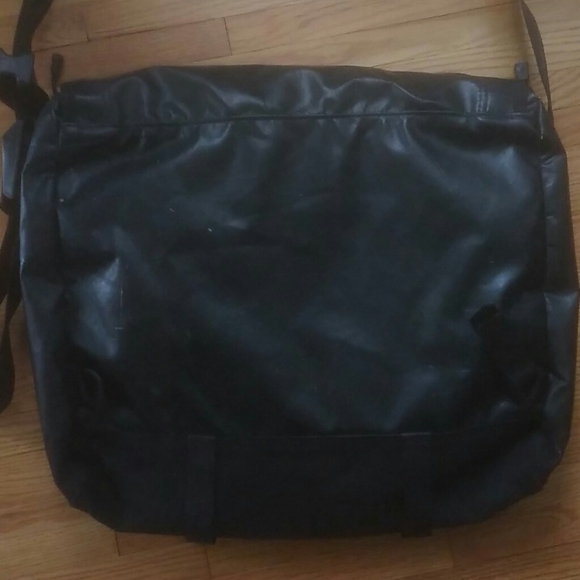 The North Face Base Camp Messenger Bag - Picture 5 of 8